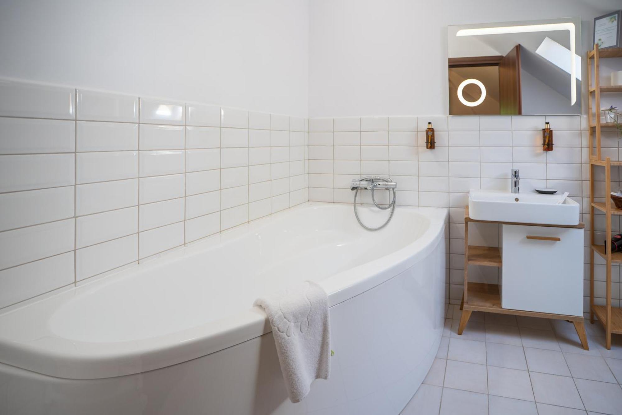 Opus Villa Sinaia Luaran gambar Bathroom with a bathtub