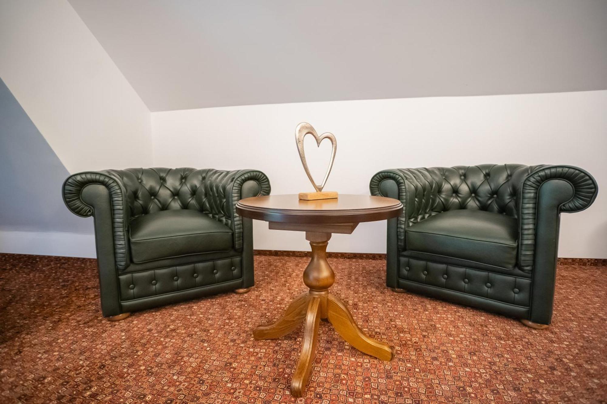 Opus Villa Sinaia Luaran gambar A pair of leather armchairs