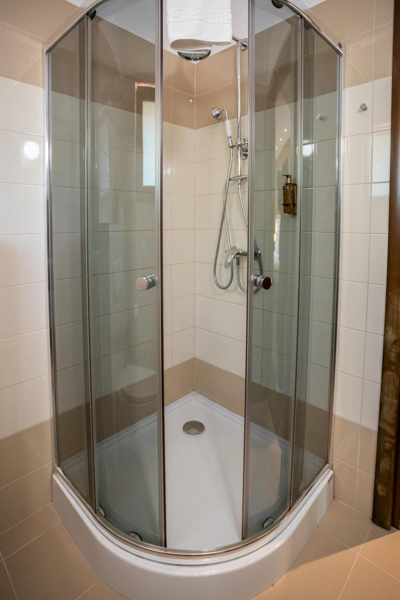 Opus Villa Sinaia Luaran gambar A shower cubicle