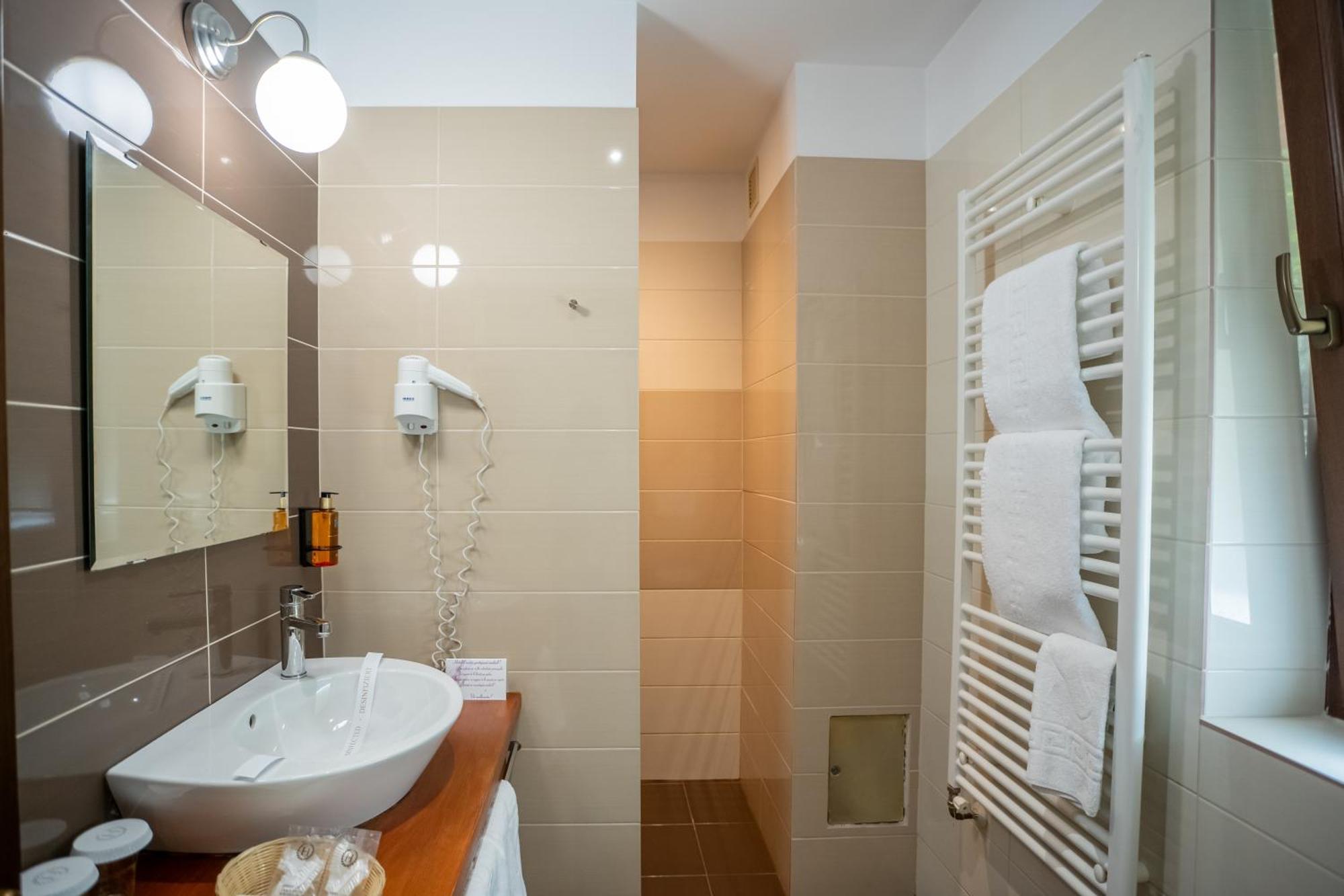 Opus Villa Sinaia Luaran gambar A walk-in shower