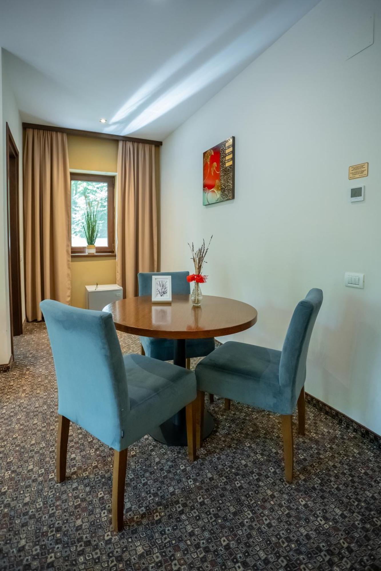 Opus Villa Sinaia Luaran gambar A dining room