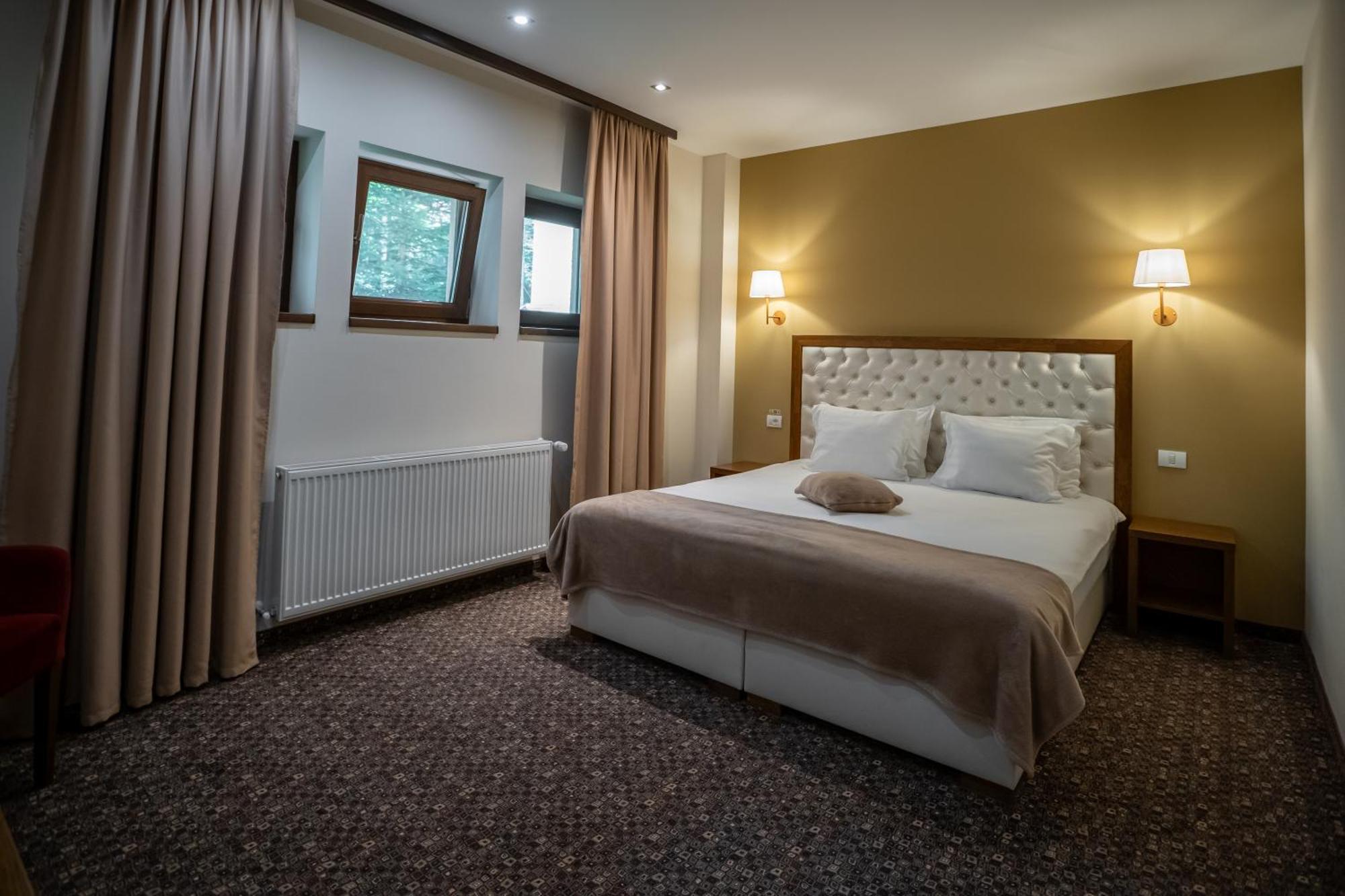 Opus Villa Sinaia Luaran gambar A bedroom in a hotel