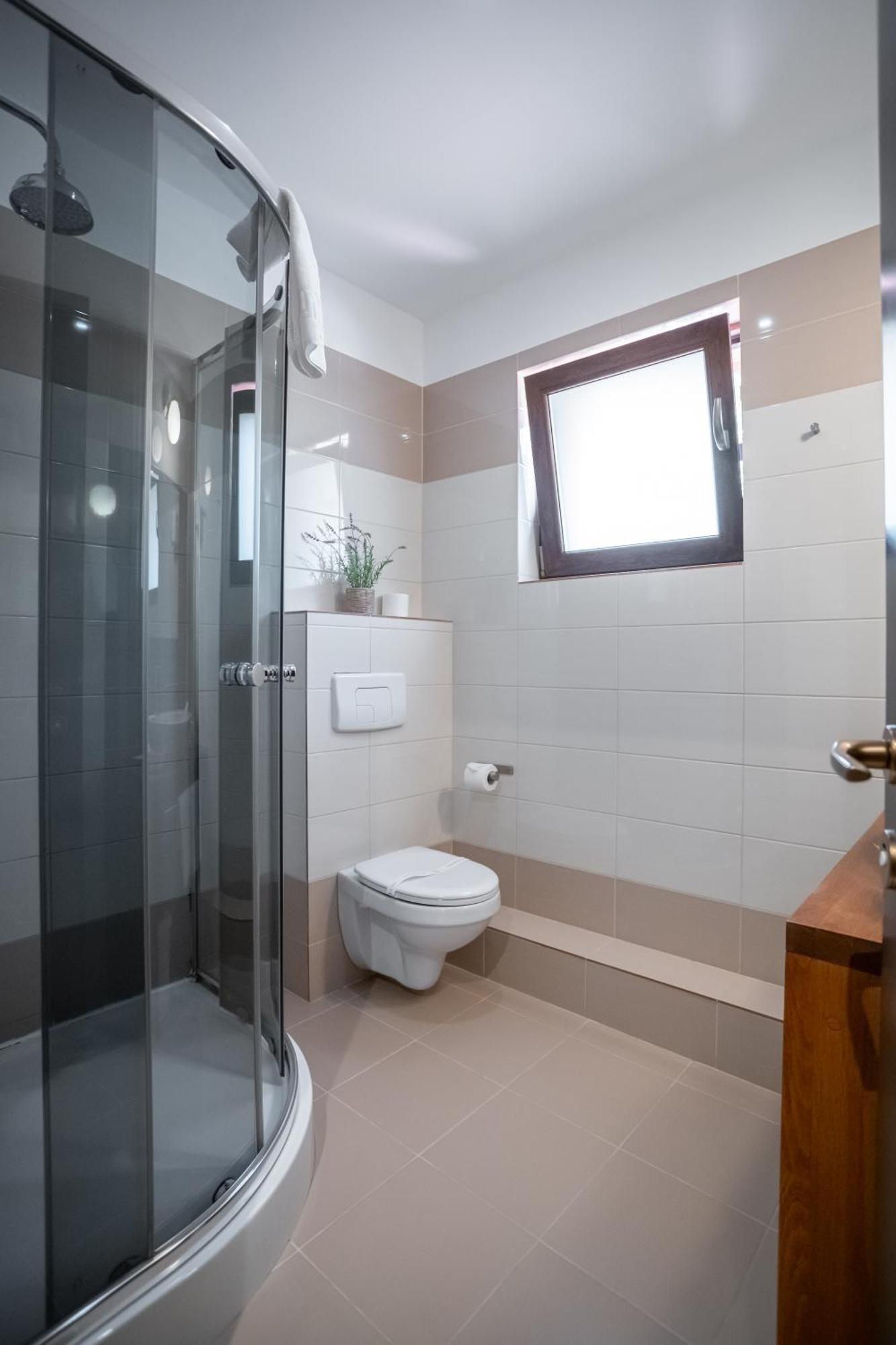 Opus Villa Sinaia Luaran gambar Bathroom with shower enclosure