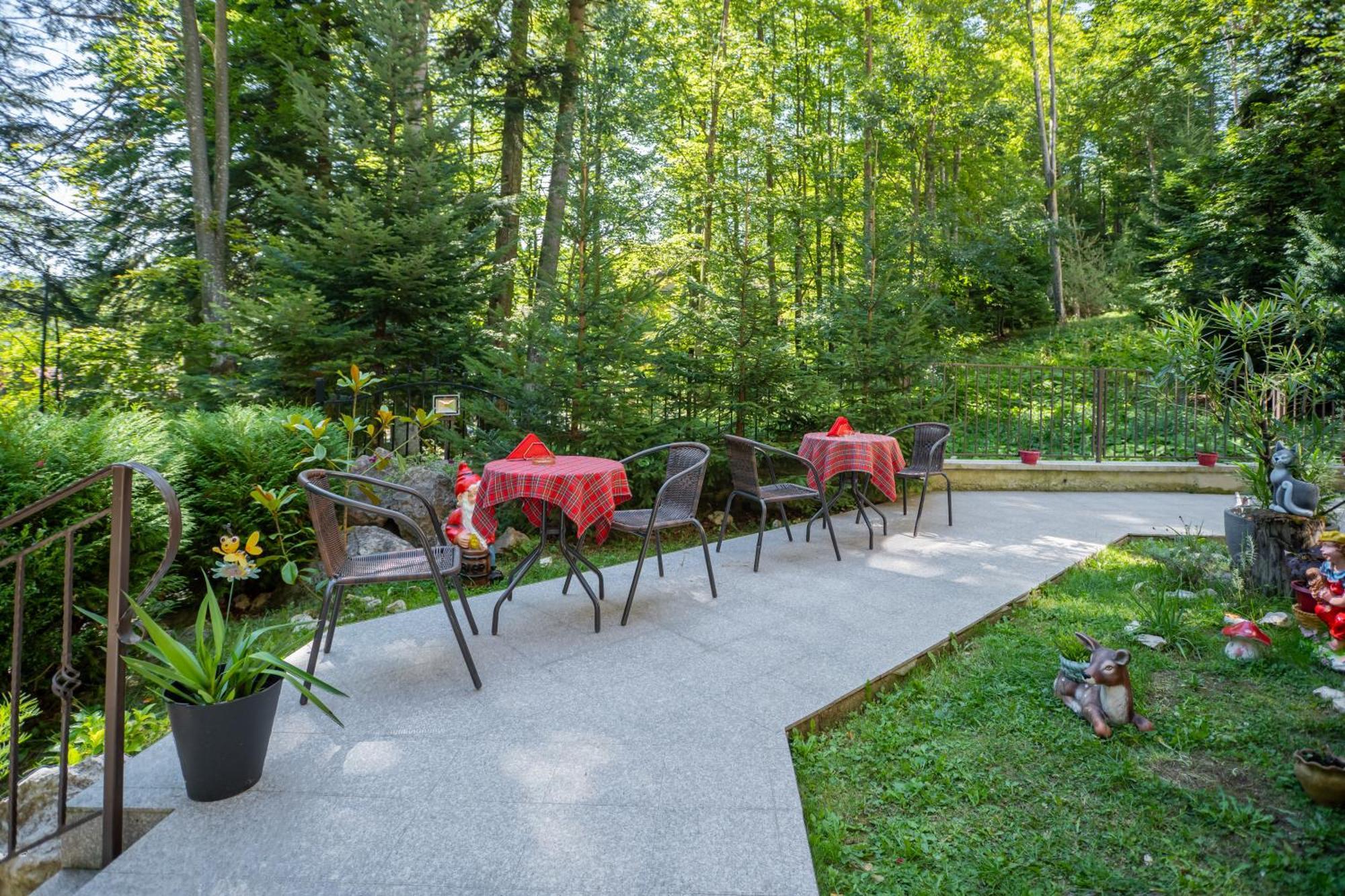 Opus Villa Sinaia Luaran gambar The restaurant in the forest