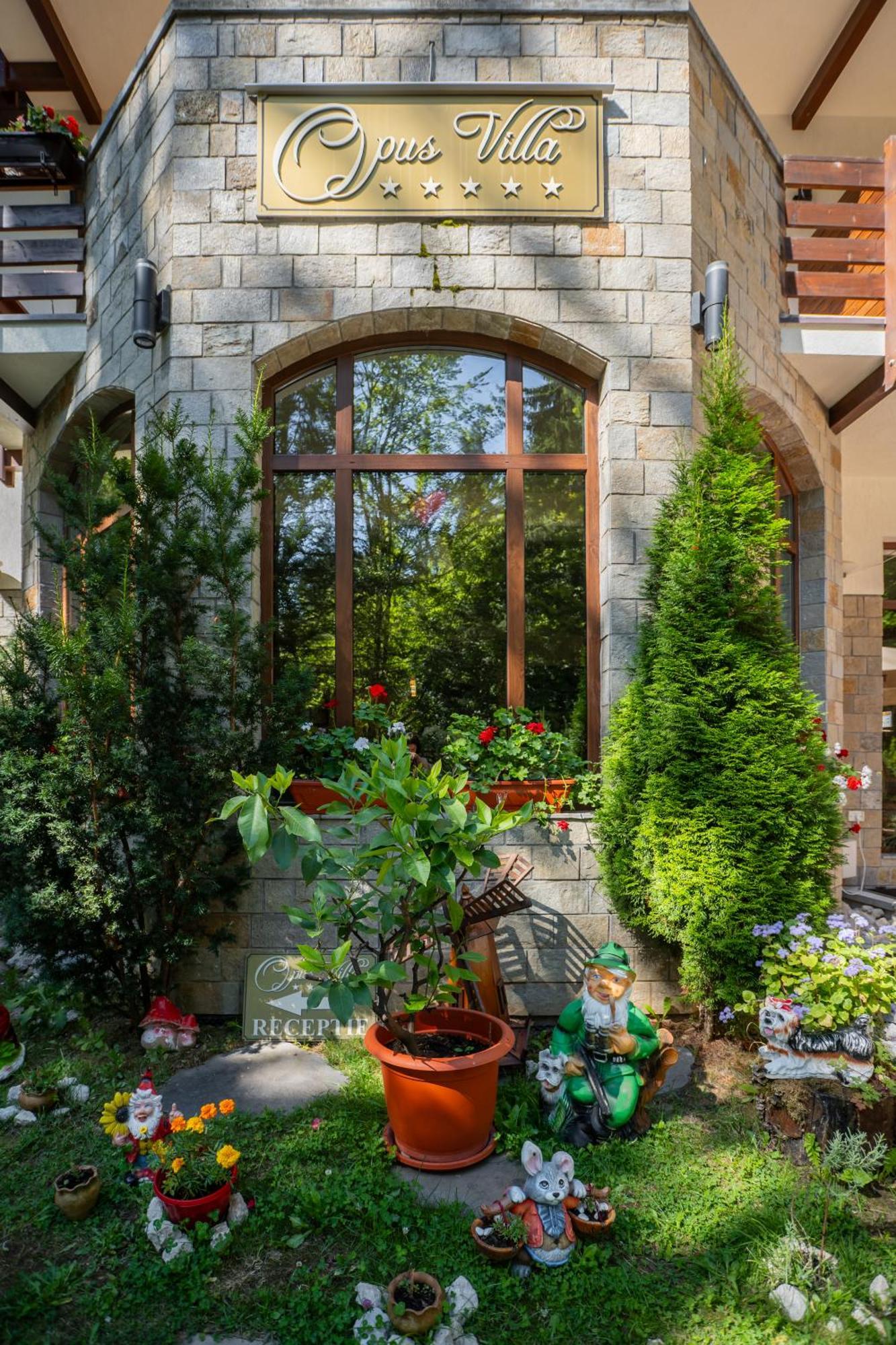 Opus Villa Sinaia Luaran gambar The courtyard of the house
